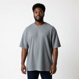 *30off3* UOMO Mens V-Neck Shirt. Excellent Condition. *30off3*